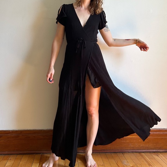 Lulu’s Black Crinkle Wrap Maxi Dress - Picture 2 of 9